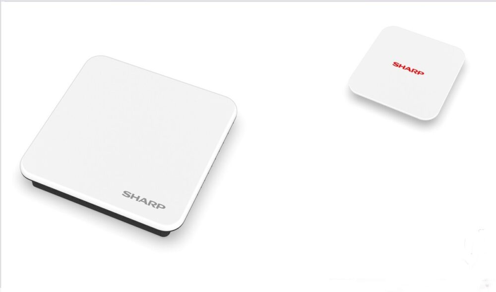 示する超小型・軽量衛星通信ユーザー端末コンセプトモデル(右上)と5G NTN通信対応 LEO衛星通信ユーザー端末プロトタイプ(大きさはイメージ)