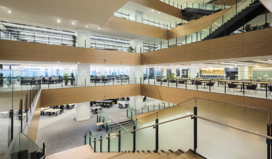 高層階から中層階にかけての吹き抜け構造と内階段