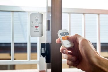 アイリスオーヤマ、窓用防犯アラームの新製品発売　リモコンで遠隔から警報