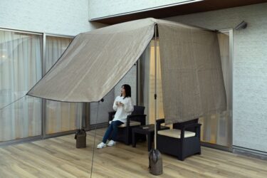 「日よけ×目隠し」で快適な屋外空間実現　山善がリビングシェード発売
