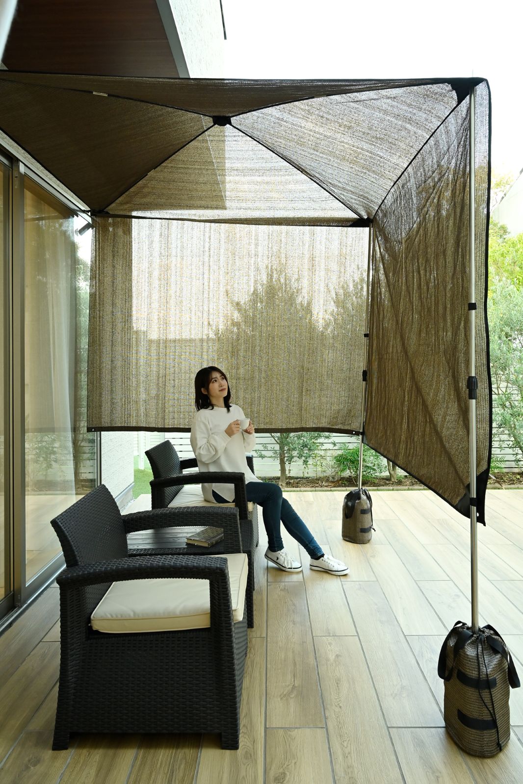 ゆとりあるサイズで、シェード裾下部は大きな隙間を確保し、開放感のある空間を実現