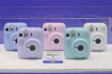 富士フイルムがチェキ新製品　セルフタイマー搭載で自由な自撮り実現
