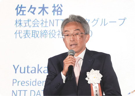 都市部を中心にDCへの投資を続けることを強調するNTTデータグループの佐々木代表取締役社長CEO