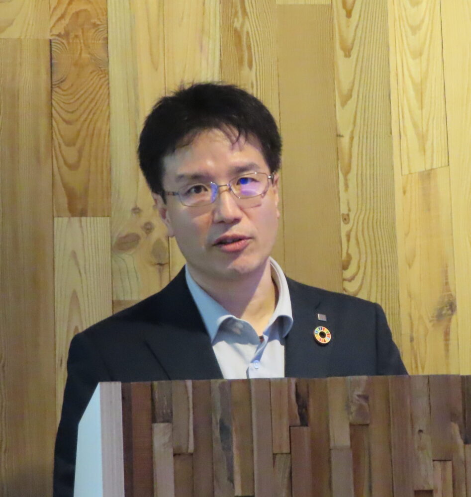 リニューアルのコンセプトを説明する釜谷所長