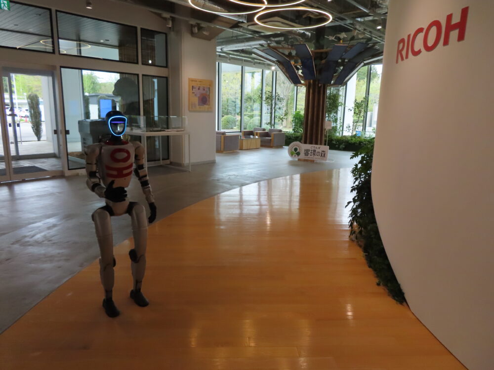 エントランスで案内するフィジカルAI