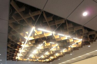 国産木材格子ルーバーを共同開発　パナソニックEWと三菱地所設計