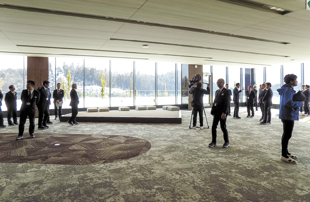 村田製作所のセラミックコンデンサー研究開発センター５階のラウンジエリアは、木や土、植栽を取り入れた