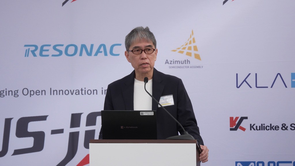 オープニングセレモニーでスピーチを行うレゾナックの髙橋秀仁社長CEO