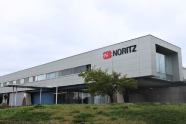ノーリツ、新型ハイブリッド給湯機の生産工場公開、中核ラインは全長120メートル