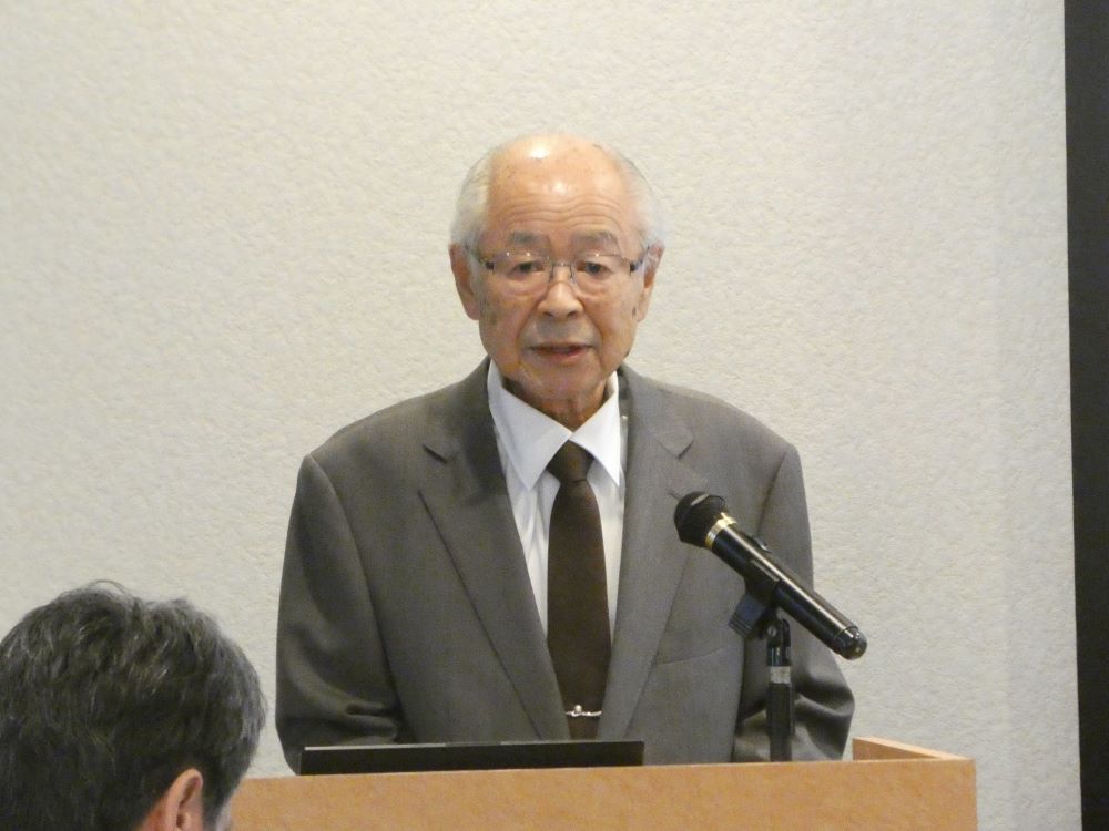 あいさつする岡野本部長