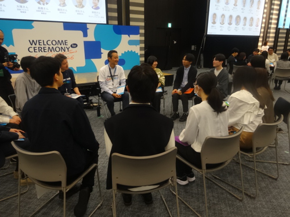 ラウンドテーブルで意見を交わす新入社員たち