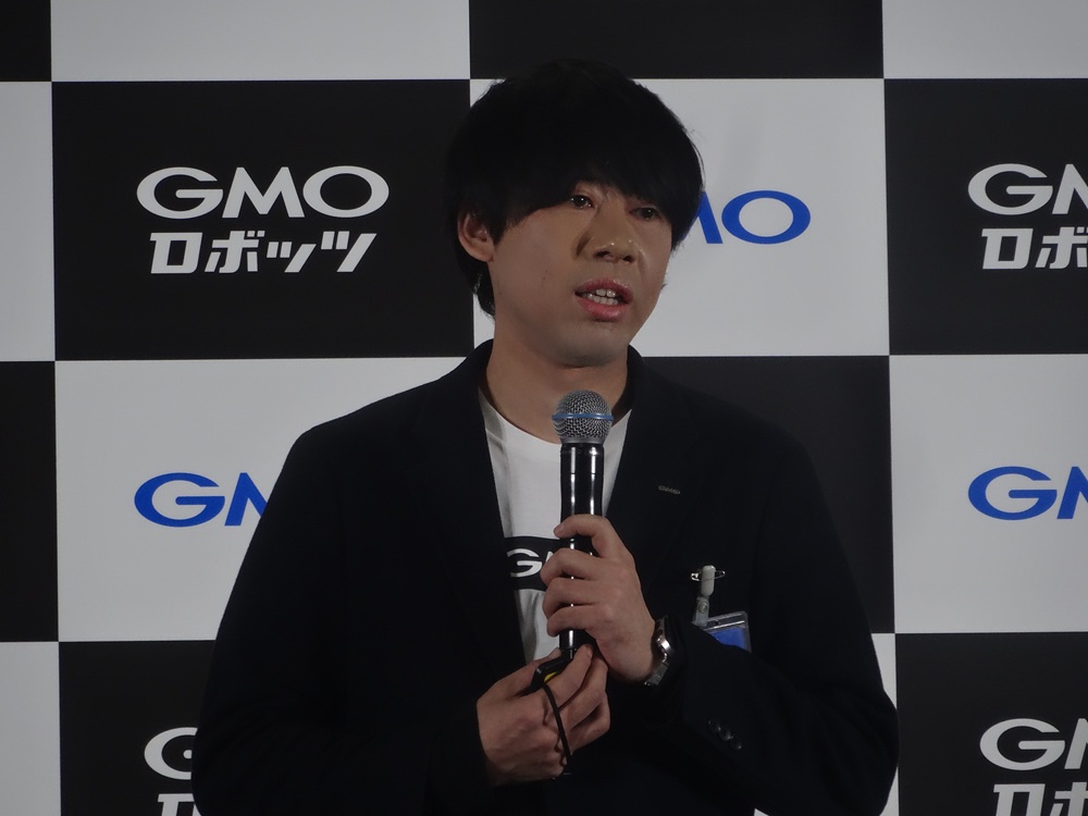 会見に臨むGMO AIRの内田社長 
