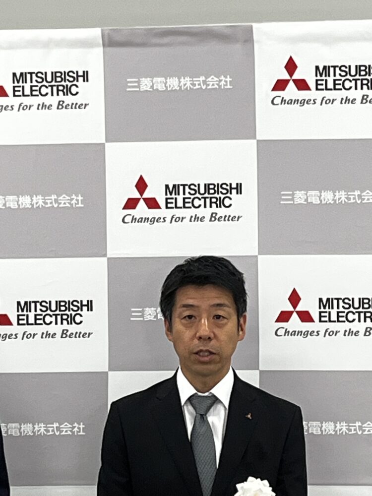 新棟について説明するパワーデバイス製作所 末次英治所長