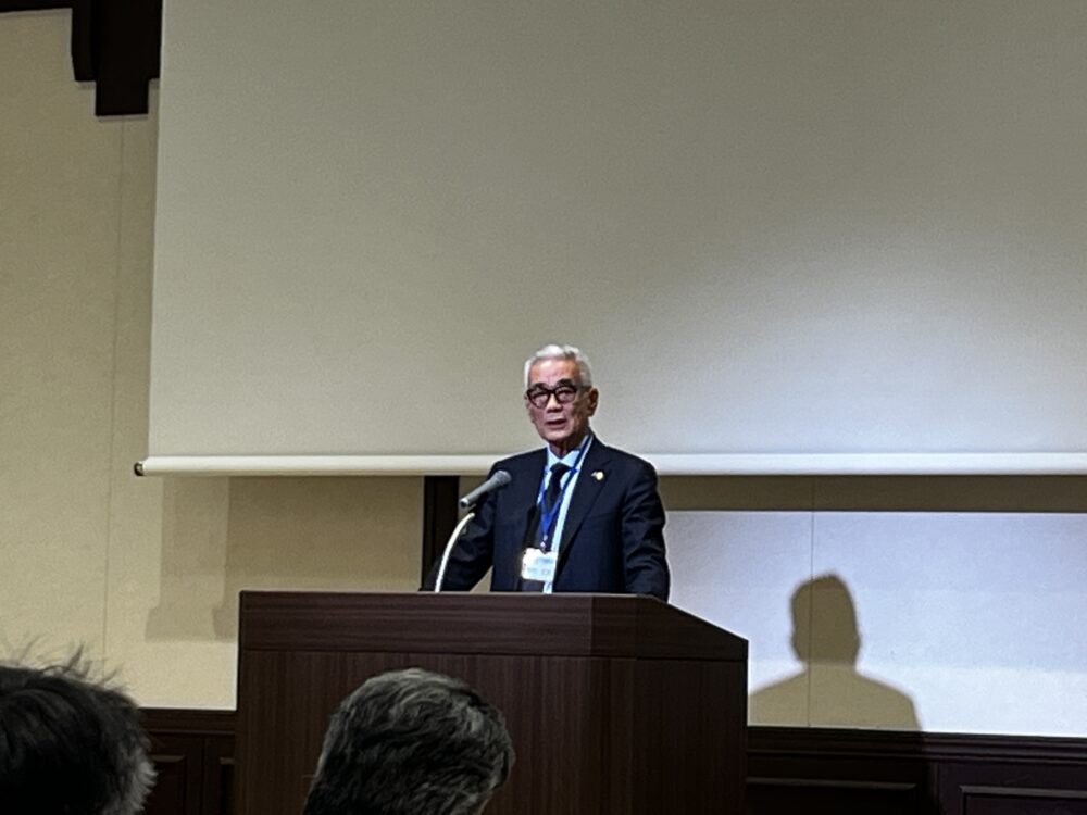 あいさつをする寒竹真久社長