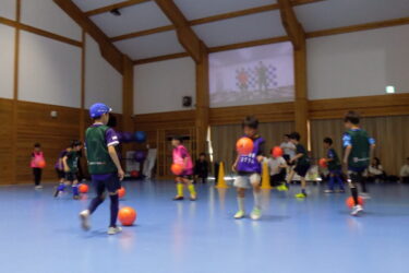 京都サンガ選手が4K映像で指導　KDDIが遠隔サッカー教室　