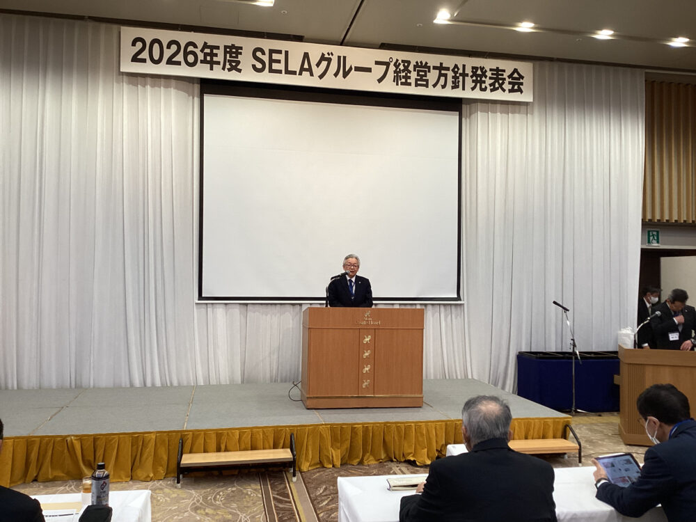 あいさつする小舘代表