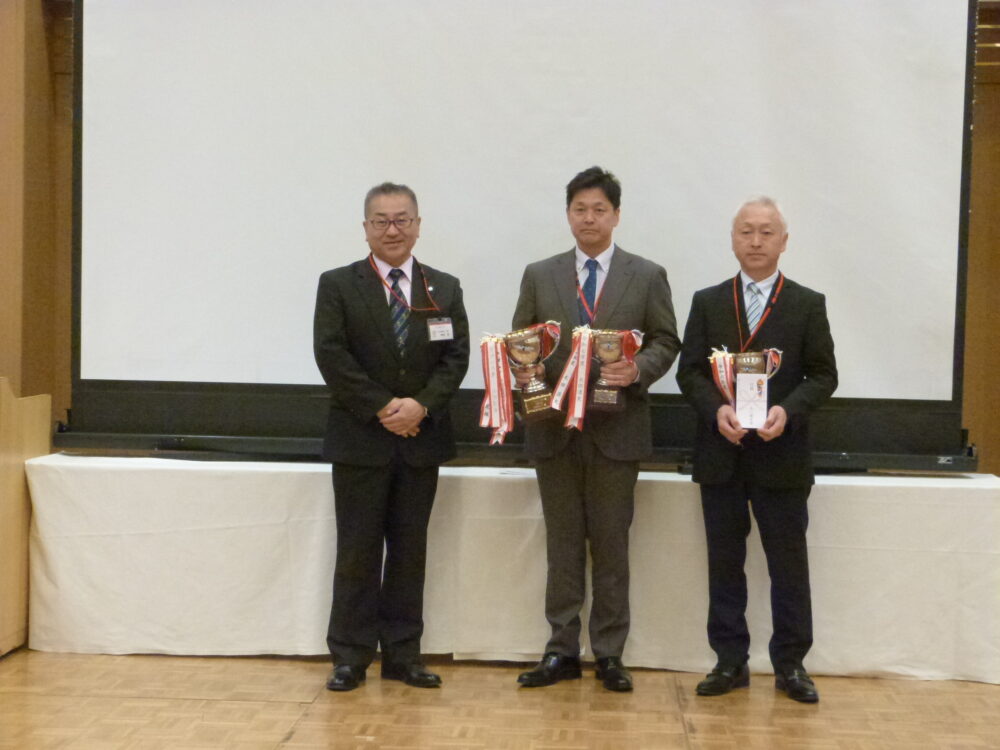 左から海野本部長と年間チャンピオンの太田さんと後藤さん