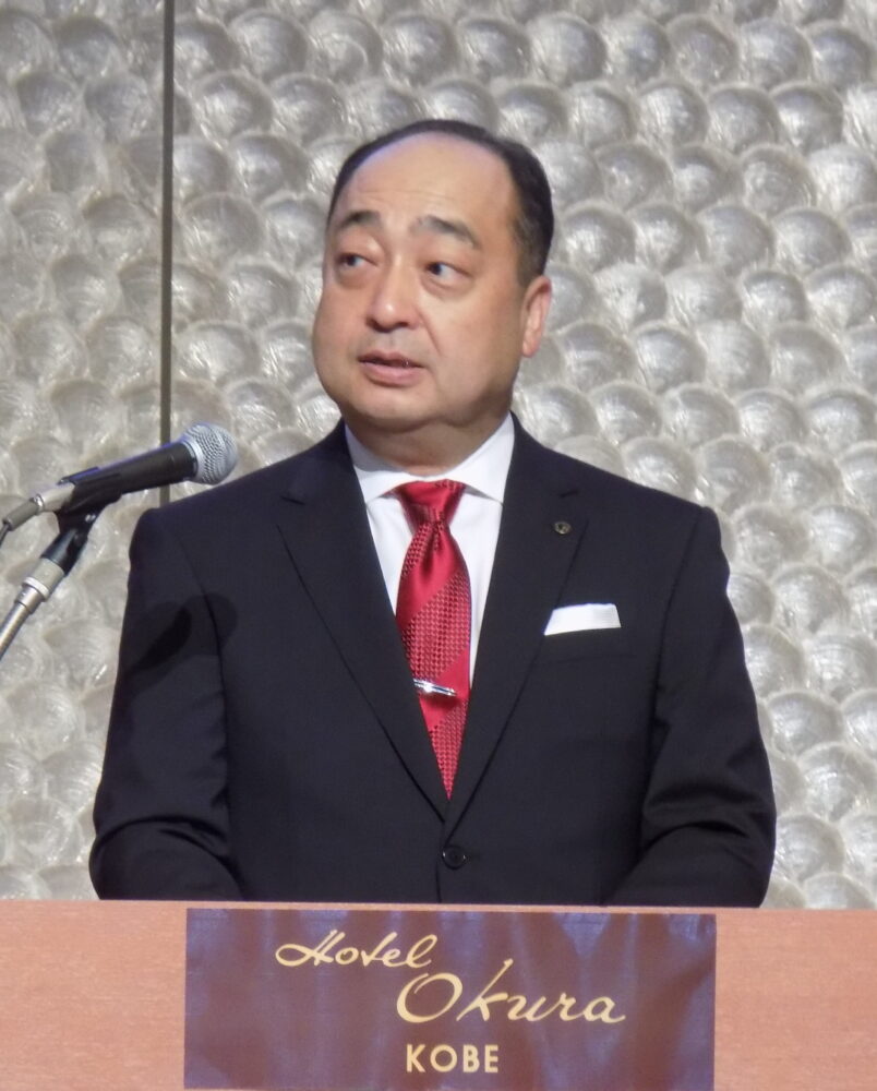 あいさつする植野社長 