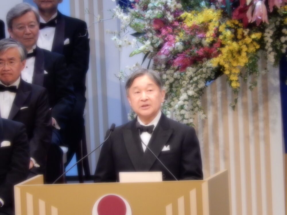 お言葉を述べられる天皇陛下