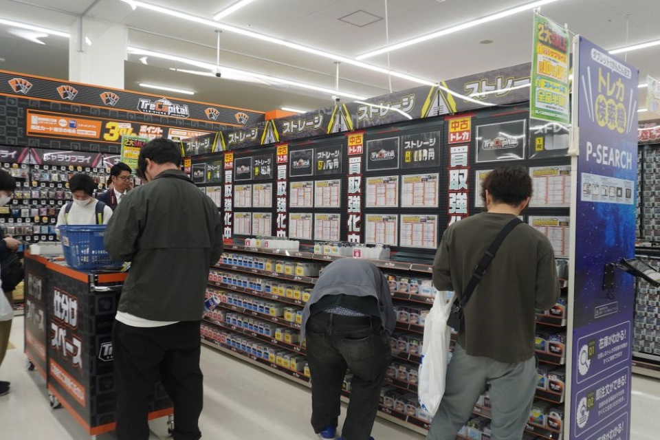四国地方の店舗で初めてトレーディングカードを取り扱う