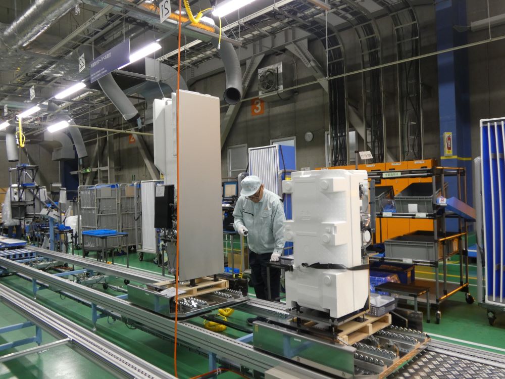 貯湯ユニットの外装を取り付ける様子