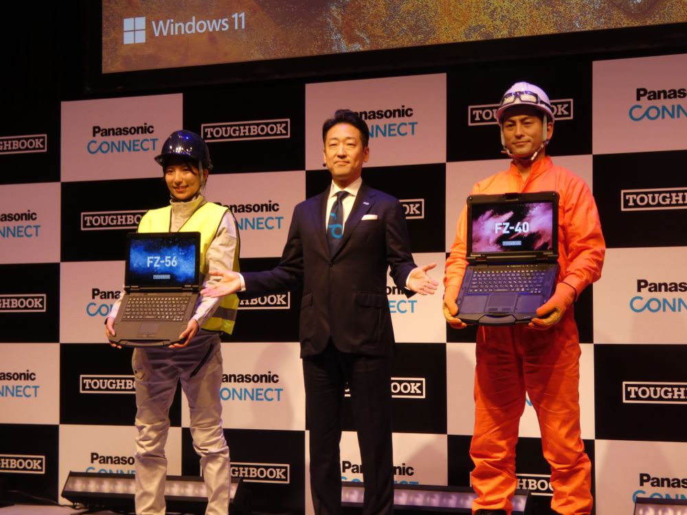 新製品を紹介する青木マネージングダイレクター