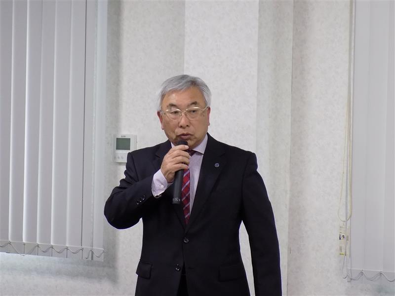 あいさつする武田理事長 