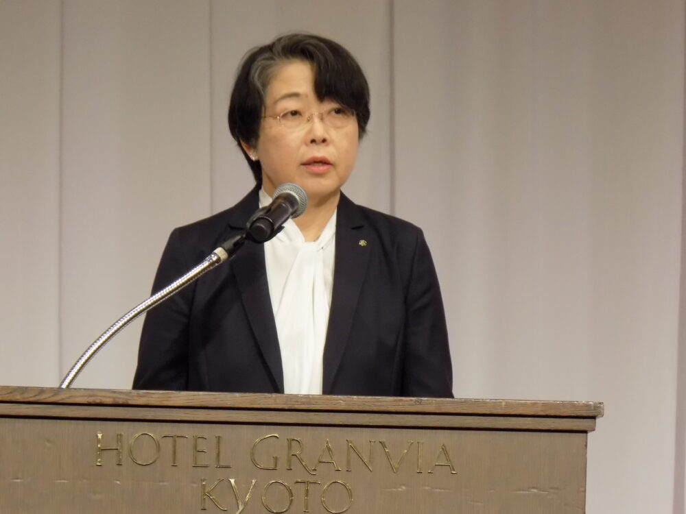 あいさつする金澤理事長
