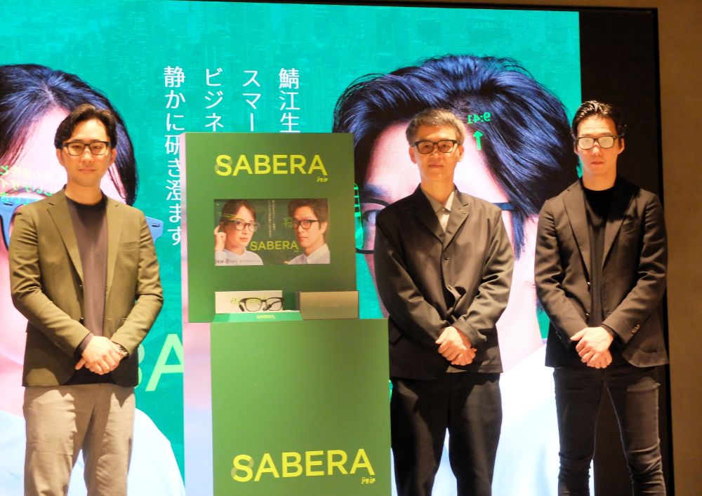 jig.jpの川股社長CEO（左）とボストンクラブの小松原代表取締役（中央）、Cellidの白神CEO。3者ともSABERAを装着している