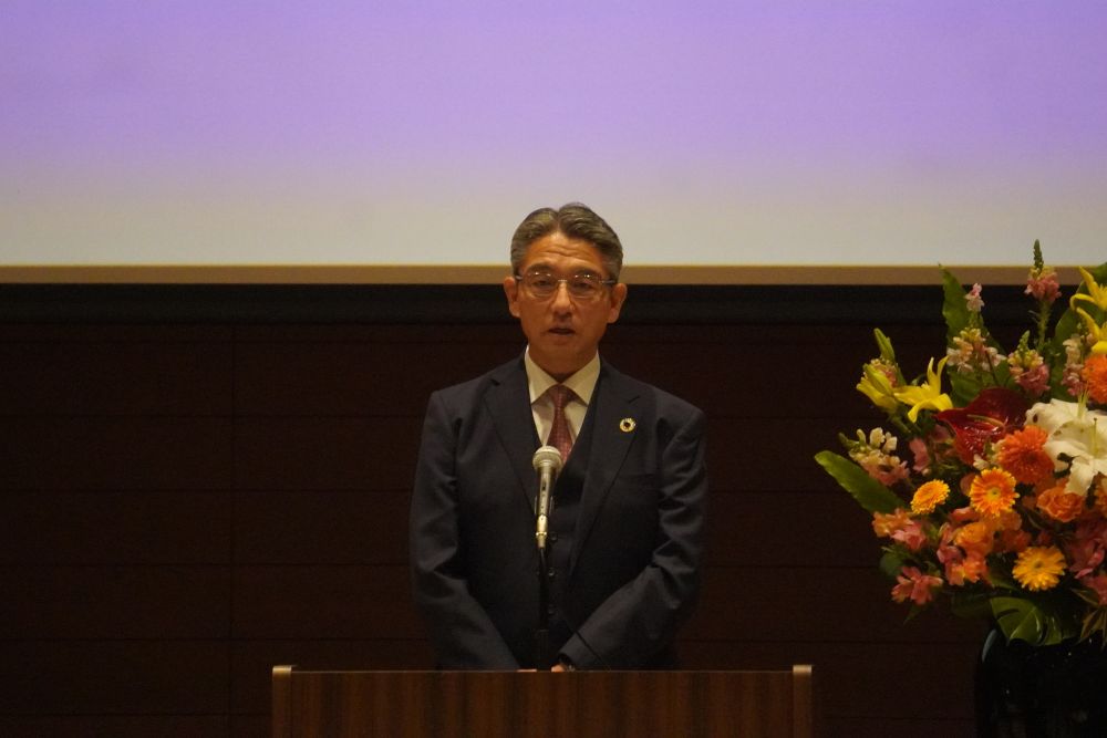 新入社員を激励する高橋社長