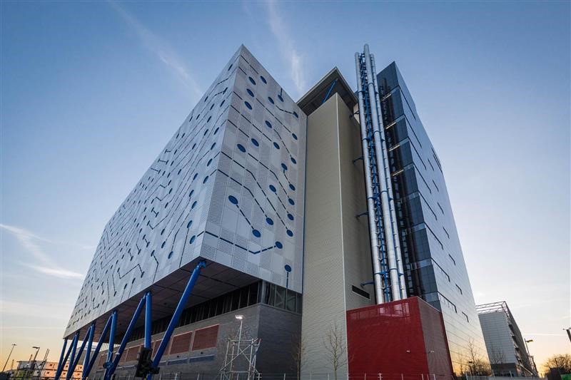 KDDI、全世界のDCで再エネ100%　Telehouseや大阪堺DCが対象　AI時代の電力増に省エネで対応