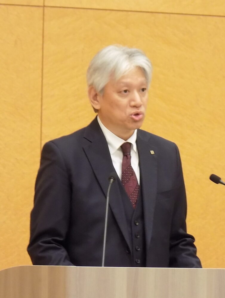 新入社員を激励する作島社長 

 