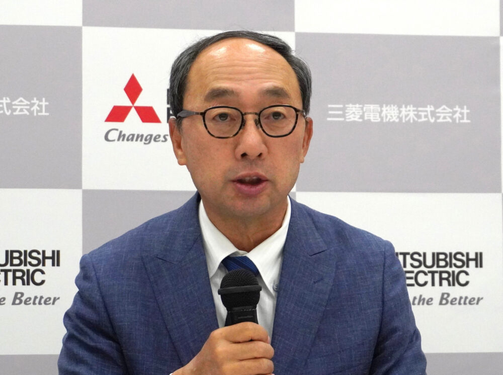 決算会見に臨む漆間社長CEO