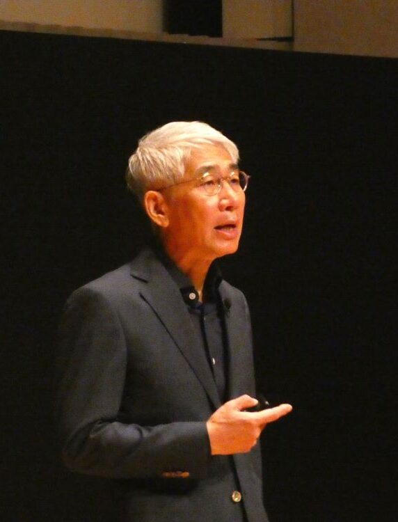 新入社員にげきを飛ばす森田社長