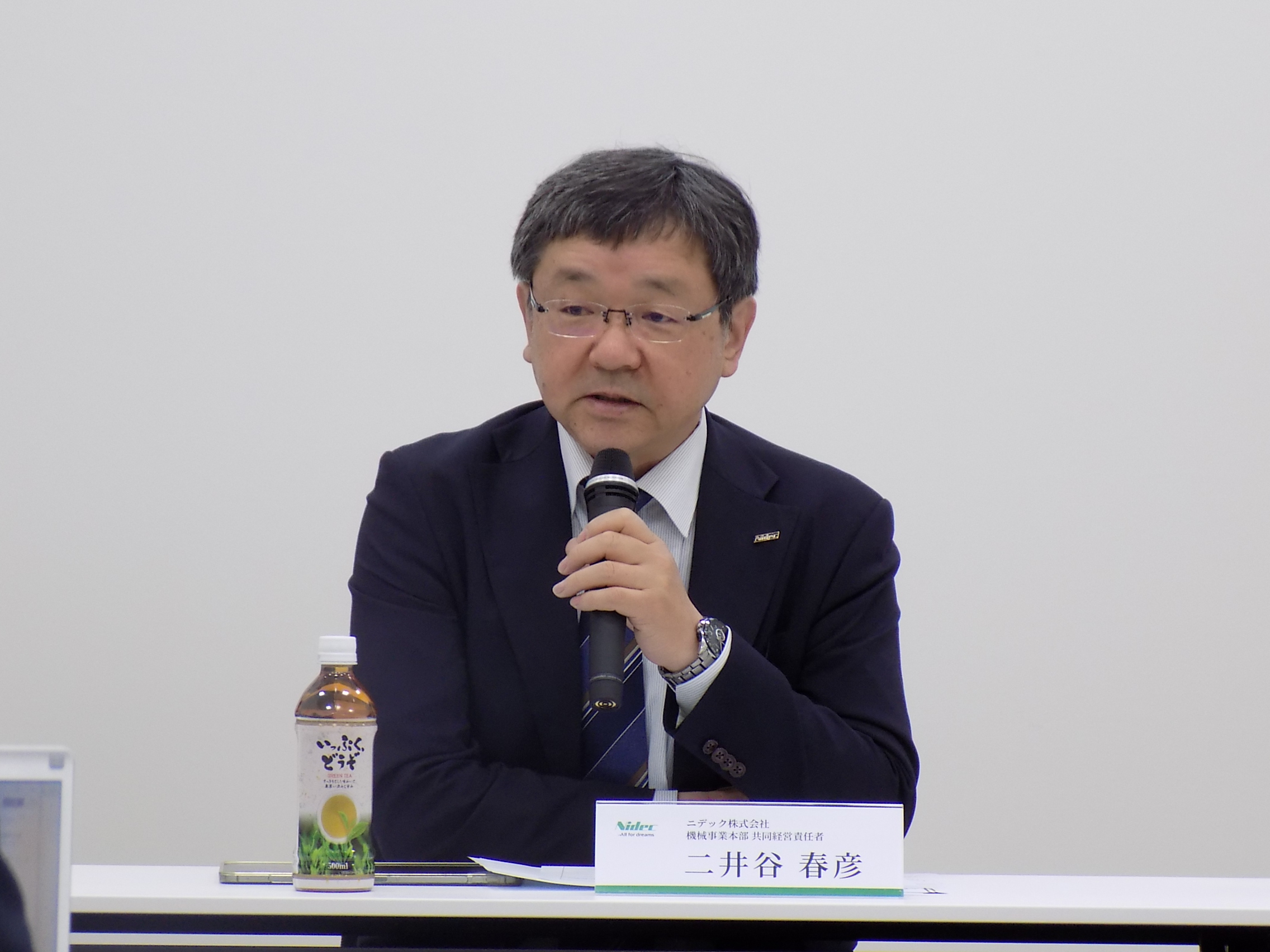 説明するニデックの二井谷執行役員