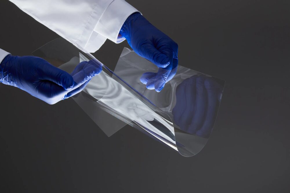 日本電気硝子の超薄板ガラス、モトローラ新型折りたたみスマホに採用　品質と信頼性が評価、海外採用拡大