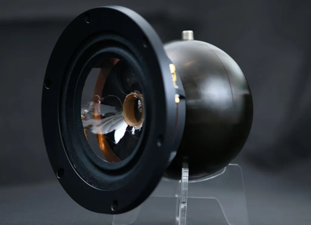 日本電気硝子の超薄板ガラス振動板、Feastrexに採用　クリアでゆがみの少ない音を実現