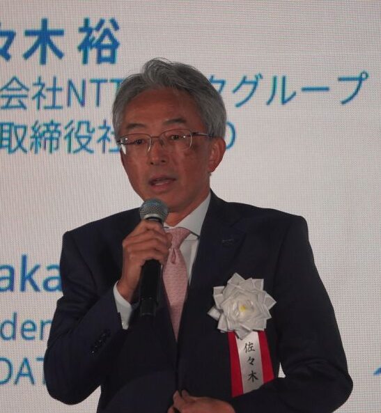 式典であいさつする佐々木社長 