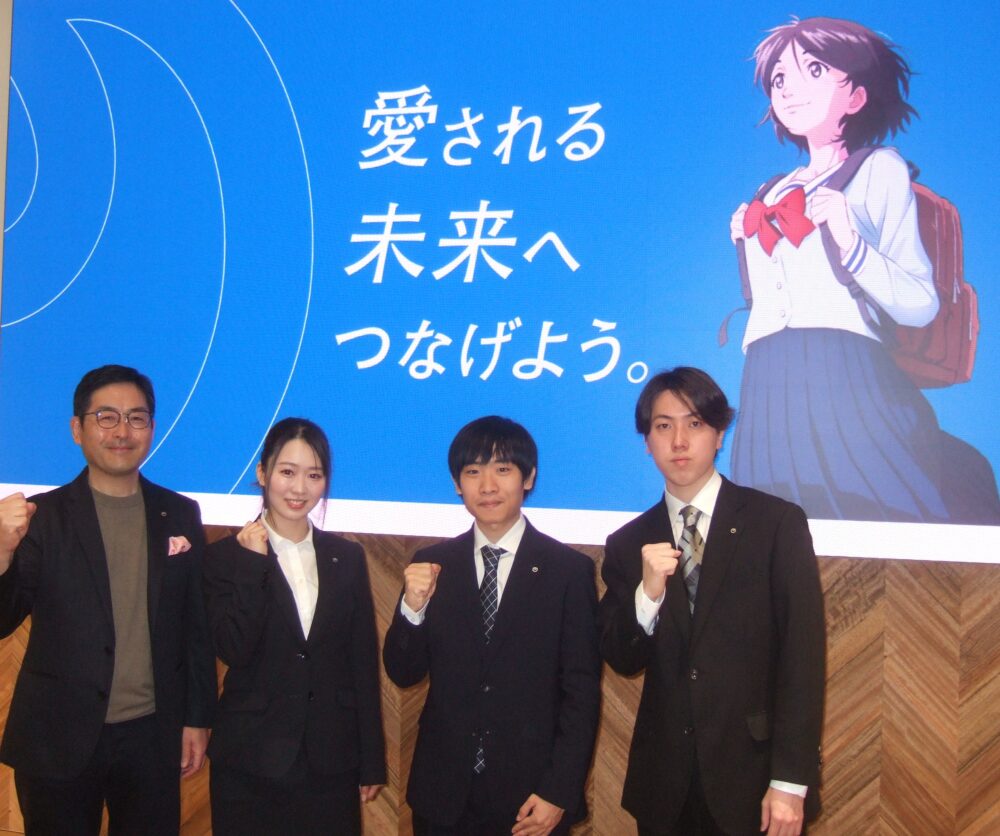 入社後の意気込みを語る小田さん（女性）、城戸さん、荒井さん。左端は梶原全裕総務人事部長