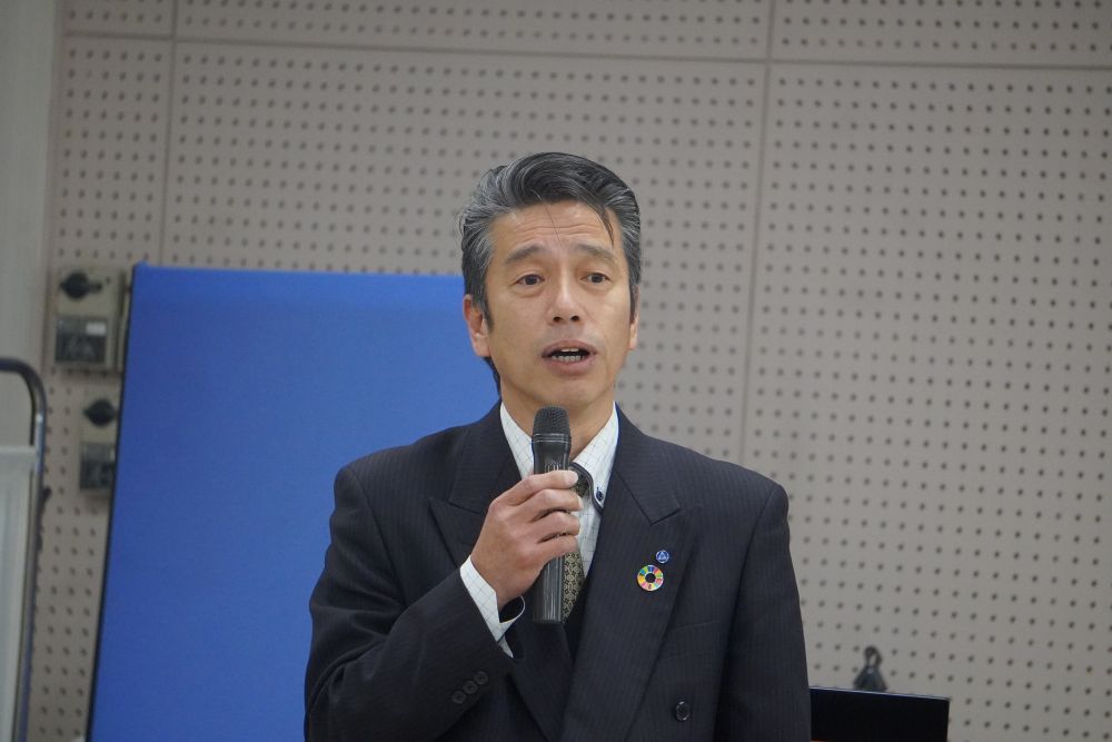 あいさつする敷地理事長