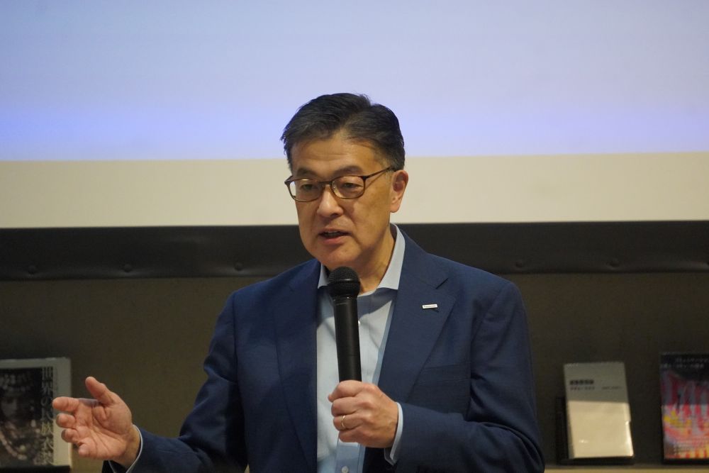 新入社員を激励する楠見グループCEO 
