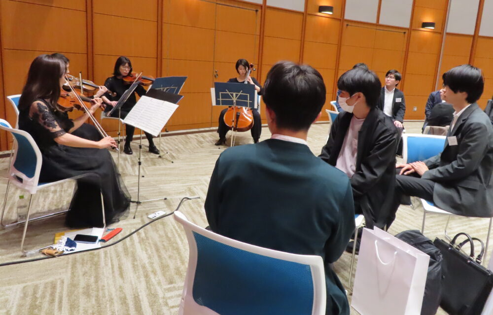 リコーフィルハーモニーオーケストラメンバーが歓迎の演奏
