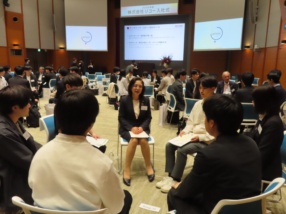 テーマトークでは、役員と新入社員がなごやかに会話