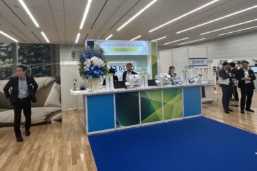 デンキョーグループHD　秋冬向け商談会、実演通じて製品を紹介