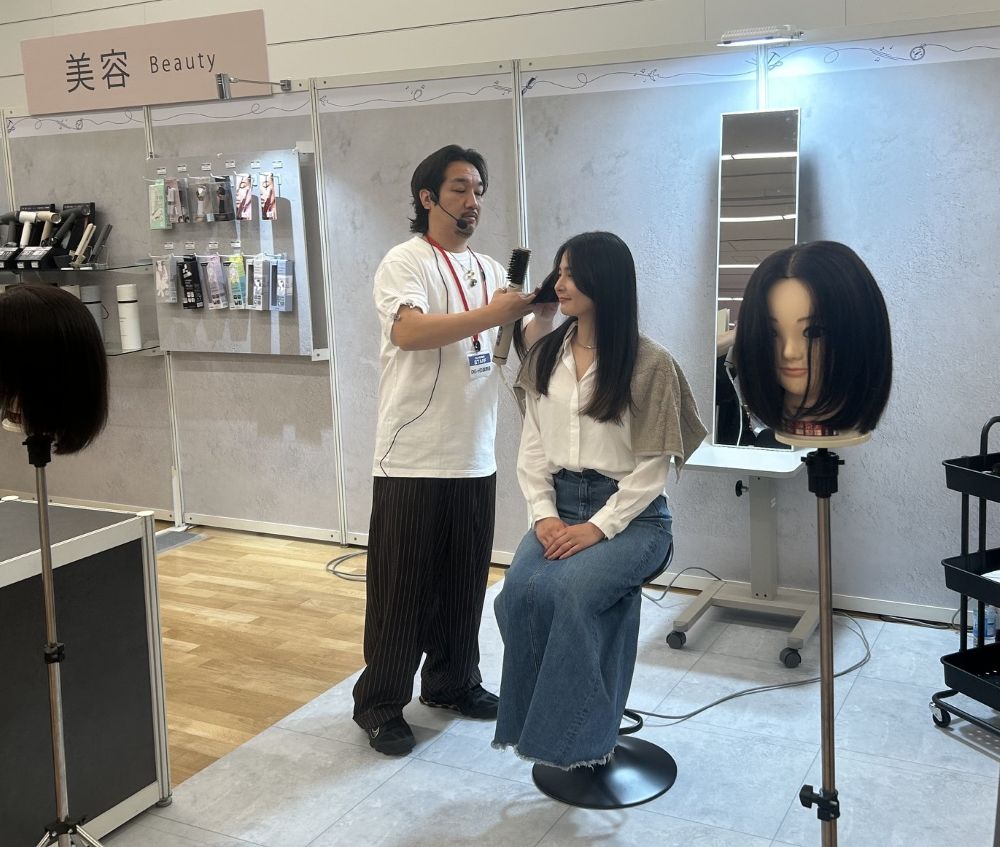 美容師によるヘアドライヤーの実演