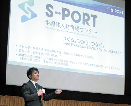 S-PORT開所式で説明する佐世保高専の猪原武士准教授（写真提供＝佐世保高専）