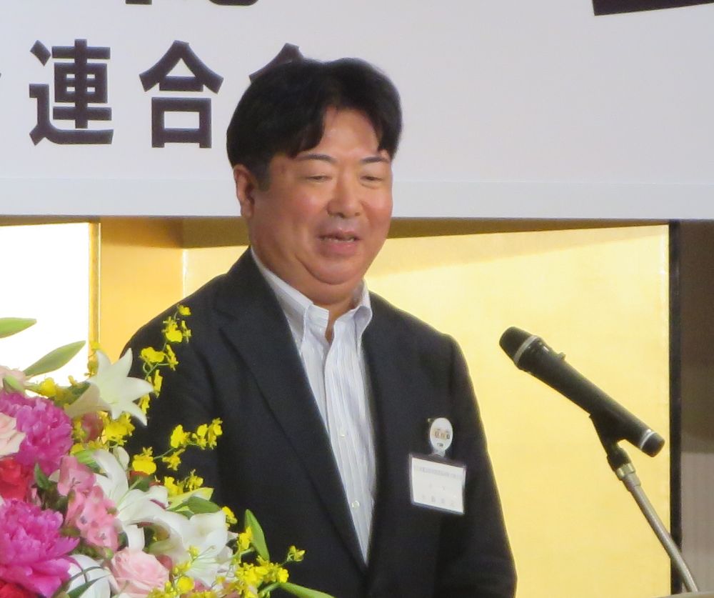 あいさつする小島会長