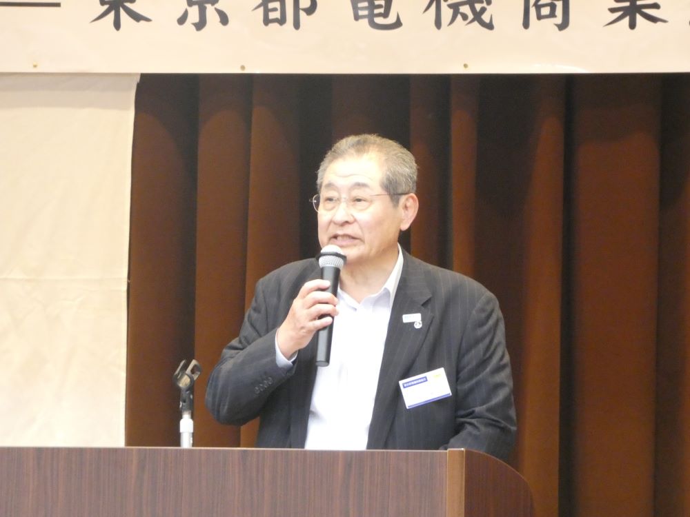 あいさつする福田理事長