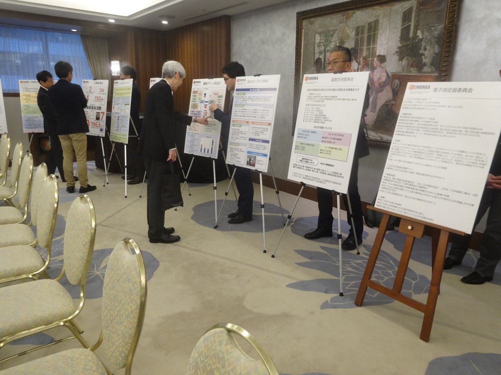 総会に合わせて開かれた会員代表者向けのJEMIMA内委員会によるポスター展示会 