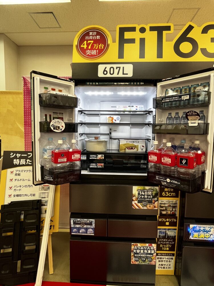 奥行き薄型63cmの冷蔵庫「FiT63シリーズ」を開いて展示。収納力の高さを来場者が直接確認できる構成とした